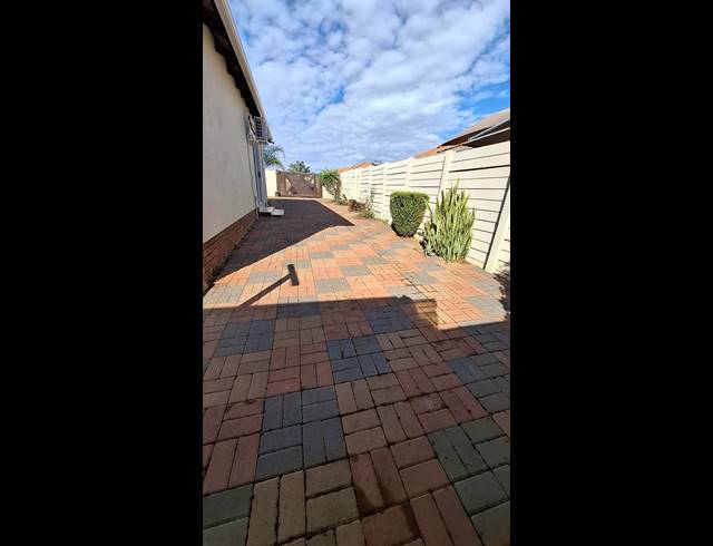 2 bed property to rent in HARTEBEESTHOEK